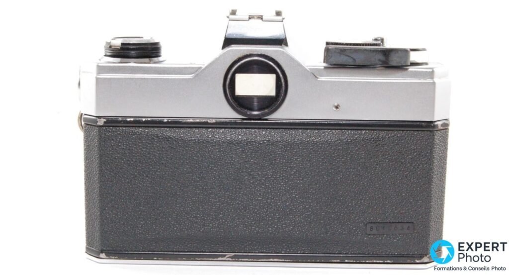 Fujica ST701 vu de dos, oculaire du viseur central, dos en simili-cuir noir, numéro de série gravé