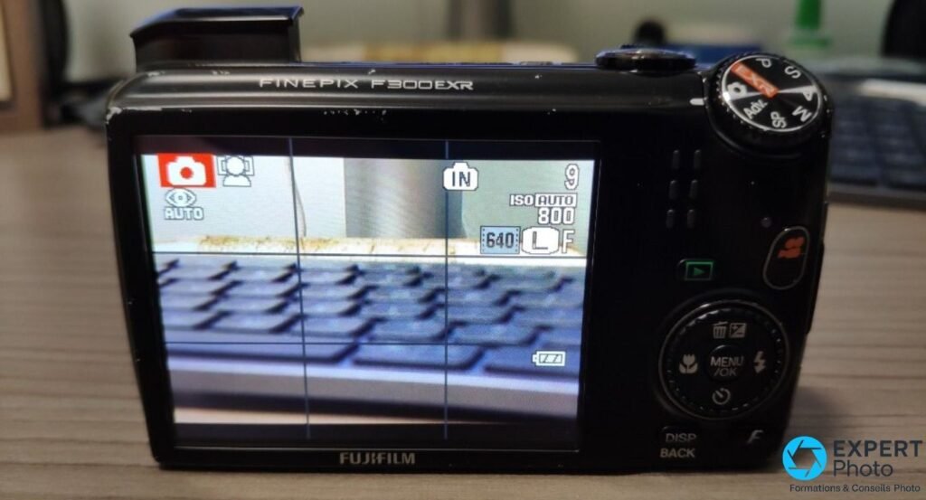 Fujifilm F300EXR, face arrière : écran LCD 3 pouces en visée directe, ISO 800 AUTO, molette modes et boutons