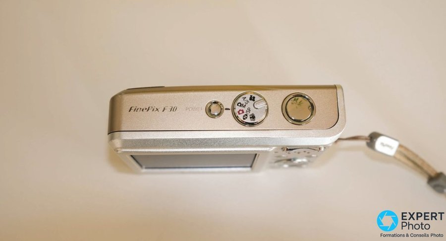 Dessus du Fujifilm FinePix F30, molette modes A S M D et bouton déclencheur, inscription FinePix F30 gravée