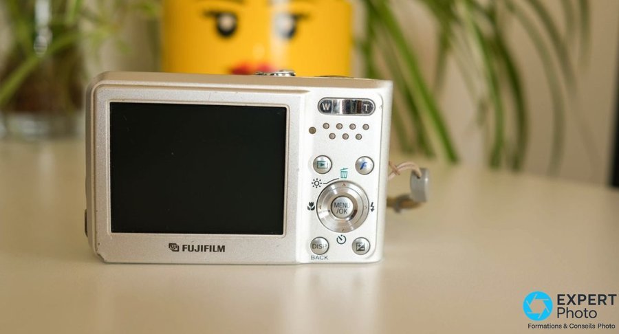 Fujifilm FinePix F30 vu de dos, écran LCD éteint, boutons MENU/OK DISP BACK et molette de navigation visibles à droite