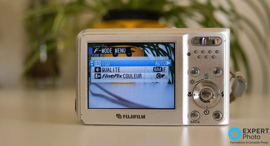  Fujifilm FinePix F30 vu de dos, écran LCD affichant le menu F-Mode avec options ISO Auto, Qualité 6M Fine et FinePix Couleur 