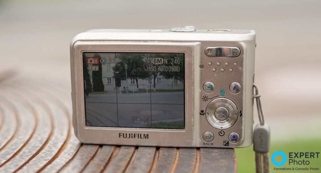 Fujifilm FinePix F31fd dos, écran LCD en mode visée affichant 6M N 246 et ISO AUTO 1600, touches navigation visibles