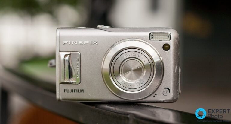 Fujifilm FinePix F31fd compact argenté de face, logo FinePix, objectif Fujinon 3x, badge Super CCD bas droit