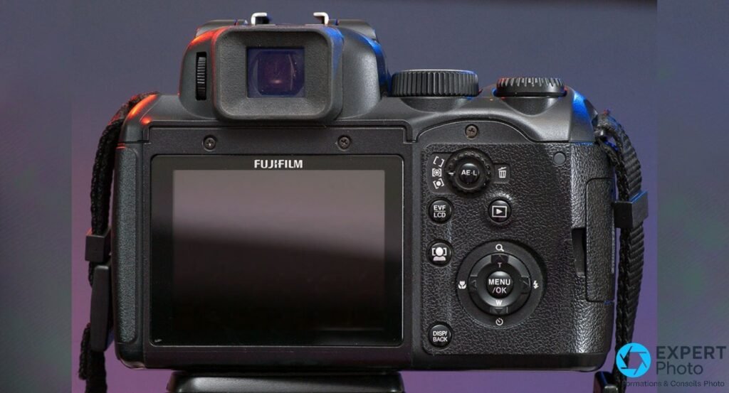 Fujifilm FinePix S200EXR vu de dos, écran LCD 2,7 pouces, molettes de commande et boutons de navigation