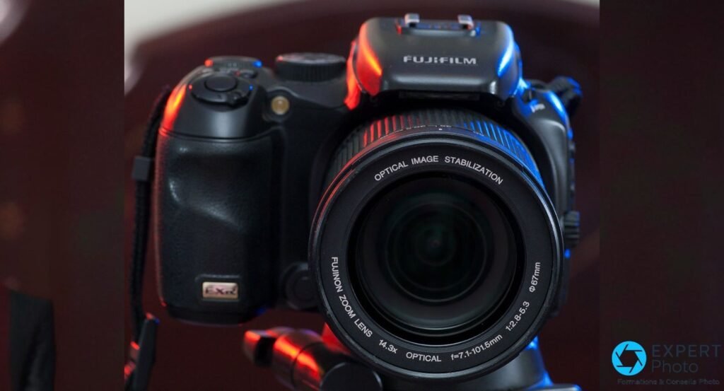 Fujifilm FinePix S200EXR de face, objectif avec marquage stabilisation optique et badge EXR visible