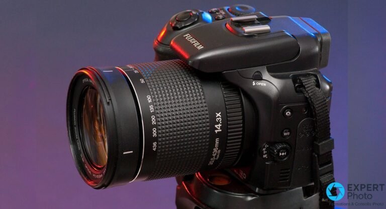 Fujifilm FinePix S200EXR de profil droit, bague de zoom manuel bien visible sur l'objectif 14,3x