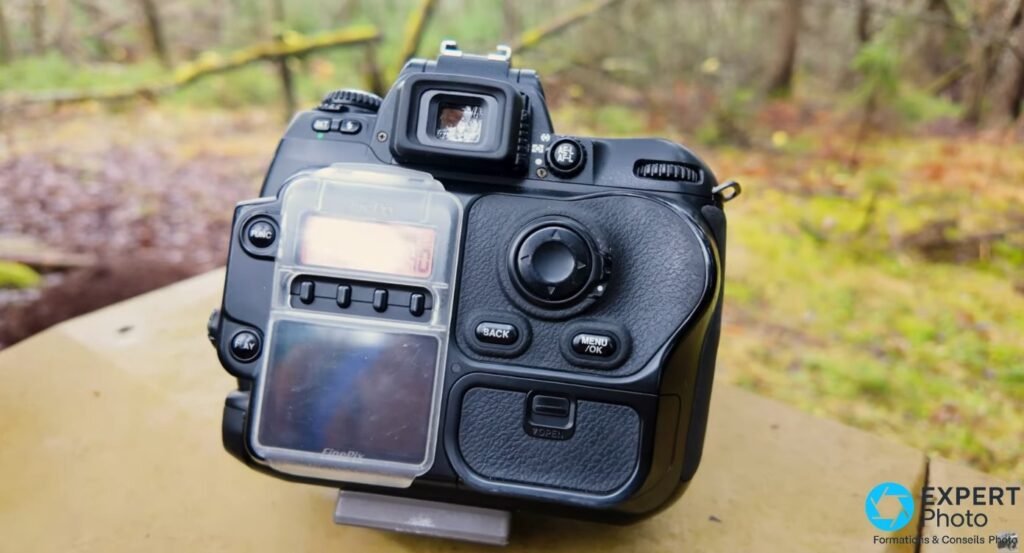 Fujifilm FinePix S3 Pro face arrière avec double écran LCD sous capot plastique, viseur optique et commandes AE-L BACK MENU