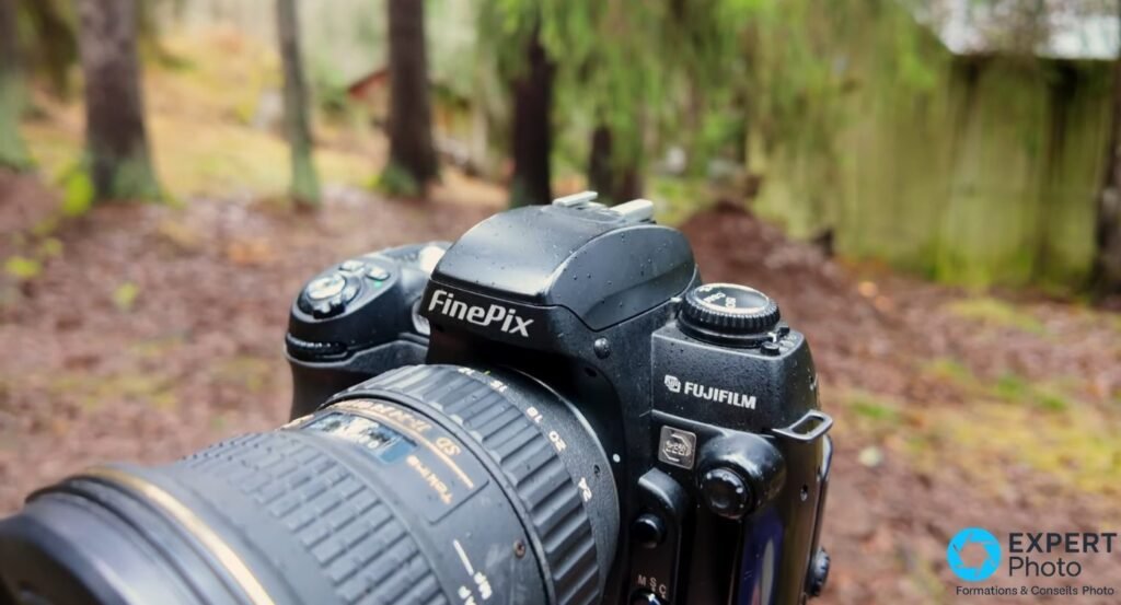 Fujifilm FinePix S3 Pro vu du dessus, prisme FinePix, molette de mode, logo FUJIFILM et objectif Tokina zoom