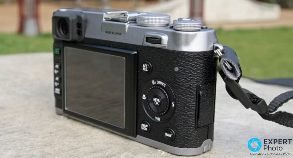 Dos du Fujifilm FinePix X100 avec écran LCD 2,8 pouces fixe, viseur arrière, boutons AFL/AEL, MENU/OK, DISP/BACK, RAW