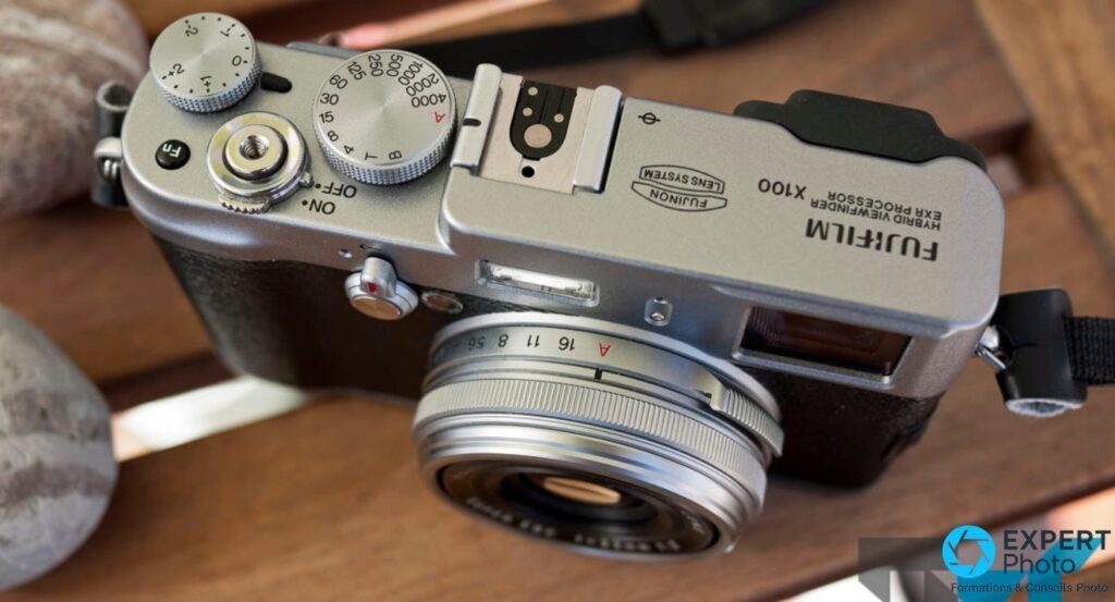 Dessus du Fujifilm FinePix X100 avec molette vitesse graduée, compensation d'exposition, bouton Fn et objectif 23mm