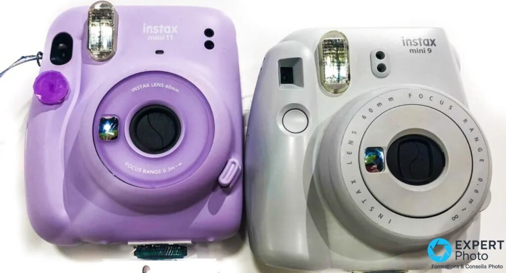 Fujifilm Instax Mini 11 violet lilac à côté du Fujifilm Instax Mini 9 gris en vue frontale 