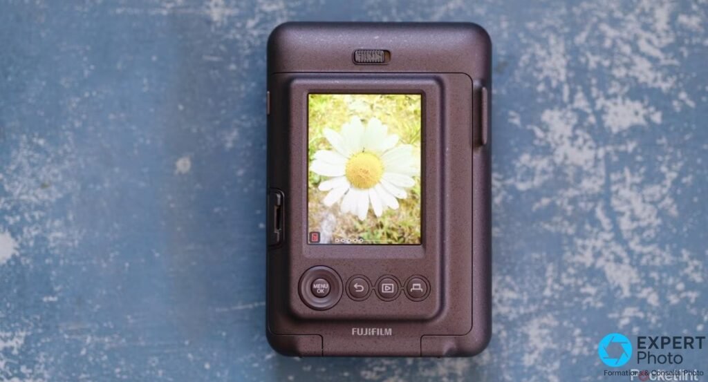 Dos Instax Mini LiPlay marron, écran 2,7 pouces avec marguerite, boutons MENU OK, retour, lecture et impression