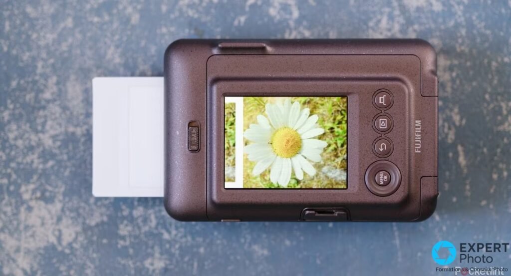 Dos de l'Instax Mini LiPlay marron, écran 2,7 pouces avec marguerite, tirage instax mini en cours d'éjection