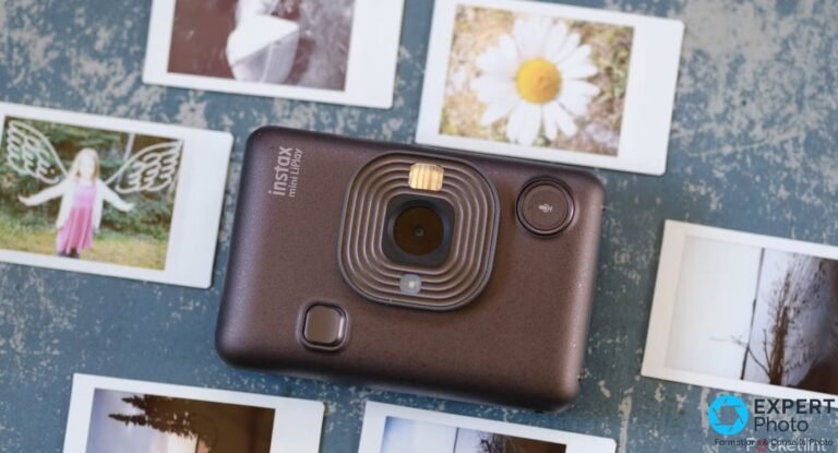 Test Instax Mini LiPlay : trier avant d’imprimer change-t-il vraiment quelque chose ? Instax Mini LiPlay marron vu de face, entouré de tirages instax mini, objectif concentrique et flash doré visibles