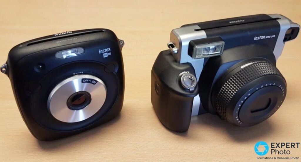Fujifilm Instax Square SQ10 à gauche et Instax Wide 300 à droite, comparaison de gabarit sur surface bois