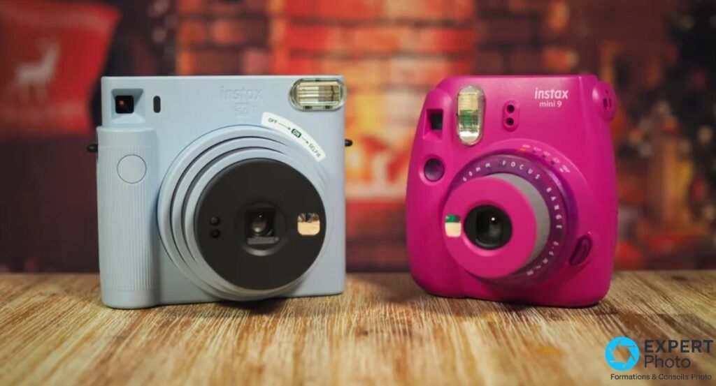 Instax Square SQ1 bleu glacier à gauche et Instax Mini 9 rose framboise à droite, comparaison de taille sur table en bois