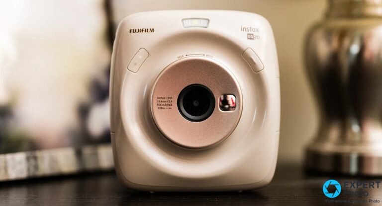 Fujifilm Instax Square SQ20 beige, face avant, objectif 33,4 mm f/2.4, flash et curseur zoom TELE-WIDE visibles