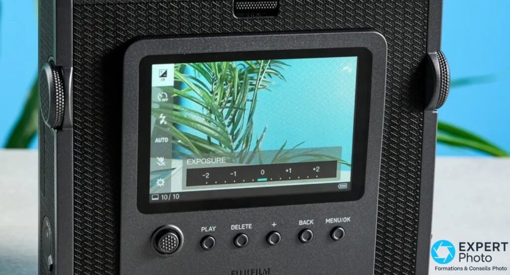 Instax Wide Evo, écran TFT avec correction d'exposition de -2 à +2, vue directe d'un feuillage et boutons de navigation