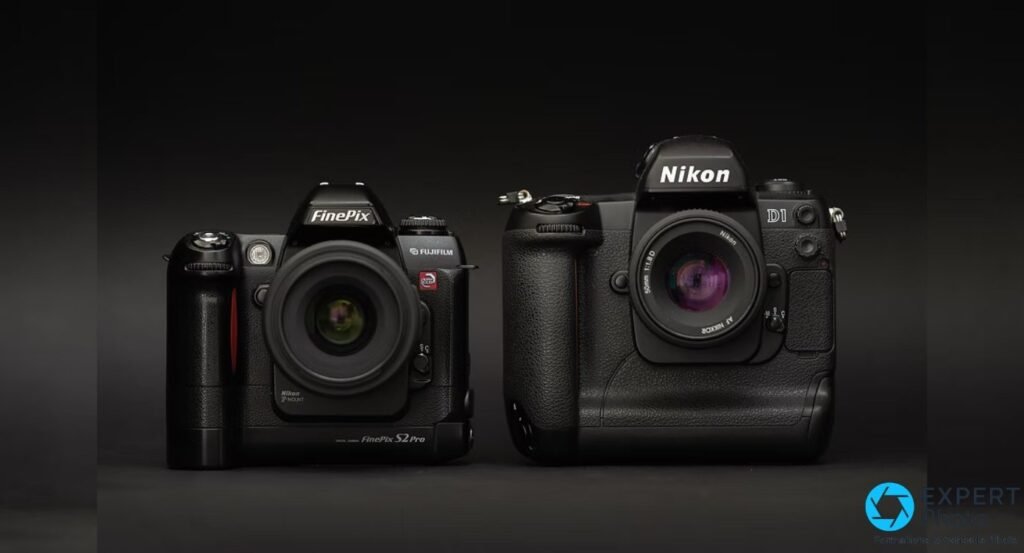 Fujifilm FinePix S2 Pro et Nikon D1 côte à côte sur fond noir, vue de face