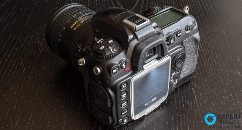 Face arrière du Fujifilm S5 Pro avec écran LCD et film protecteur, molettes WB/ISO/QUAL, zoom Nikon AF-S 16-85mm monté. 