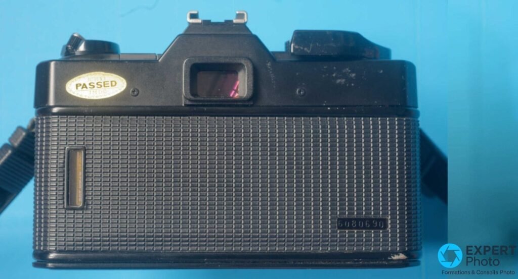 Fujifilm STX-2 vu de dos : viseur central, sticker PASSED de contrôle qualité