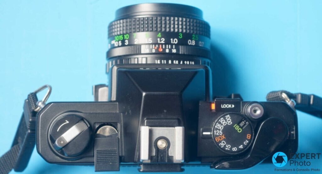 Fujifilm STX-2 vue du dessus avec molette des vitesses, sélecteur ISO et griffe flash 