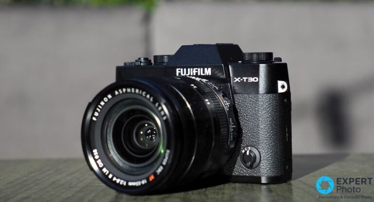 Fujifilm X-T30 : test terrain, avis honnête et faut-il encore l’acheter en 2026 ? Fujifilm X-T30 hybride APS-C noir vu de trois-quarts avant avec zoom XF 18-55 mm monté, posé sur pierre