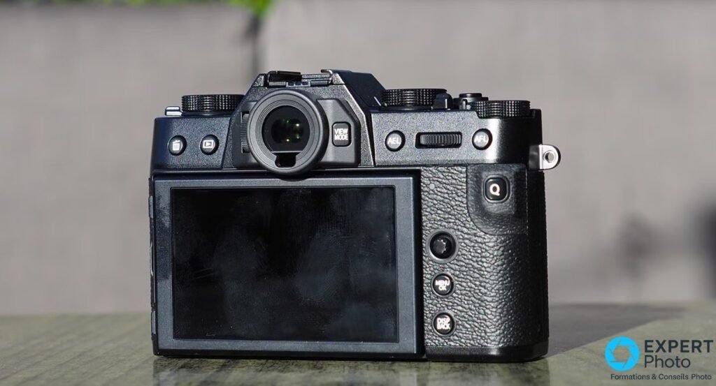 Fujifilm X-T30 vu de dos, écran arrière inclinable, viseur central et boutons VIEW MODE, AEL, AFL, Q visibles