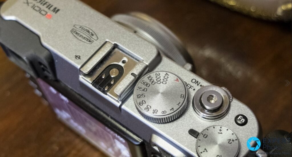 Macro sur la molette des vitesses du Fujifilm X100S de 30 à 4000, position A en rouge, griffe flash et déclencheur.