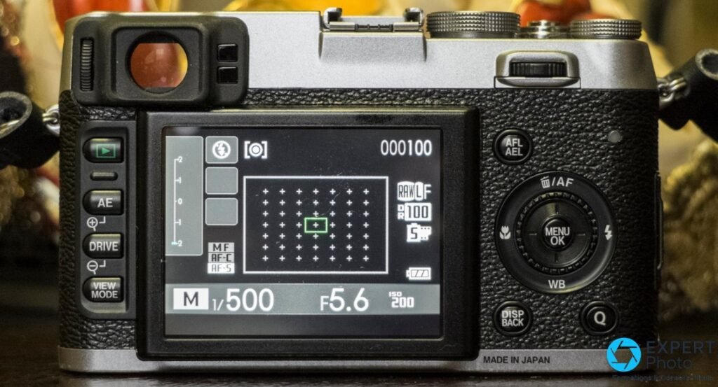 Capot supérieur du Fujifilm X100S : griffe flash, molette vitesses 30 à 4000, déclencheur et correction d'exposition.