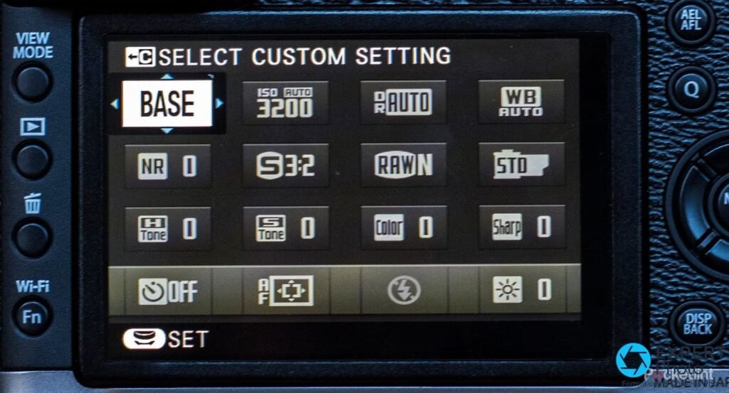Écran arrière du Fujifilm X100T affichant le menu Q des réglages personnalisés avec ISO 3200, DR auto, WB auto. 