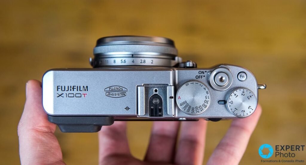 Vue dessus Fujifilm X100T silver, molette vitesses position A, molette correction exposition ±3 IL, griffe flash.