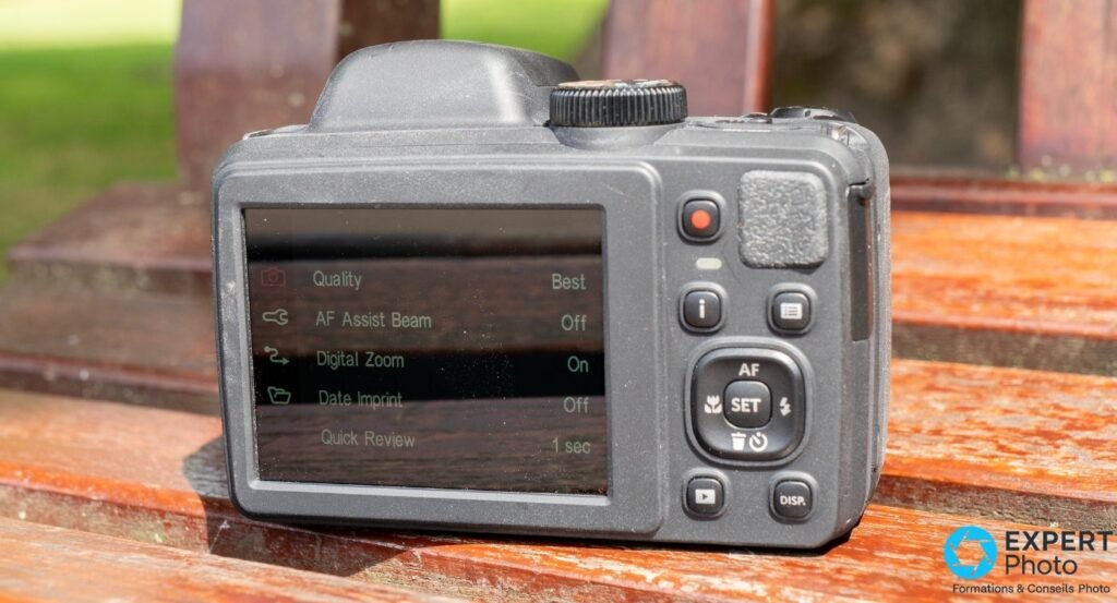 Vue arrière de la Kodak AZ405 : écran LCD montrant le menu, boutons AF, SET, lecture et navigation visibles.