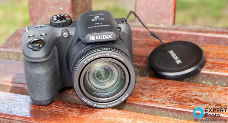 Kodak Pixpro AZ405 de face, objectif ouvert avec bague 40X WIDE 24-960mm f/3.0-6.8 lisible, capuchon Kodak posé à côté.