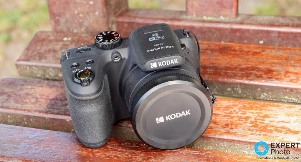 Kodak Pixpro AZ405 vu de face, capuchon en place, logo Kodak sur bague, marquage AZ405 Full HD visible en haut.