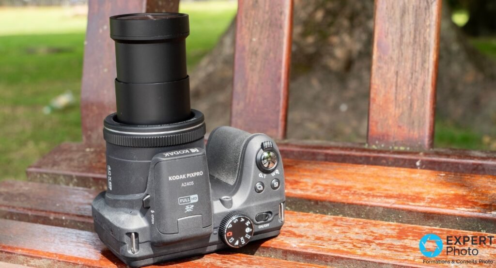 Kodak Pixpro AZ405 zoom totalement sorti en position plein télé, vue 3/4 droite, mention AZ405 Full HD et 40x visible.