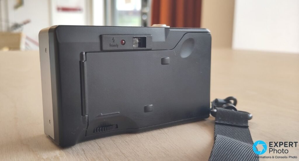 Macro de l'objectif 22 mm du Kodak EKTAR H35 vert sauge avec bague crantée argentée et inscription Half Frame Camera. 