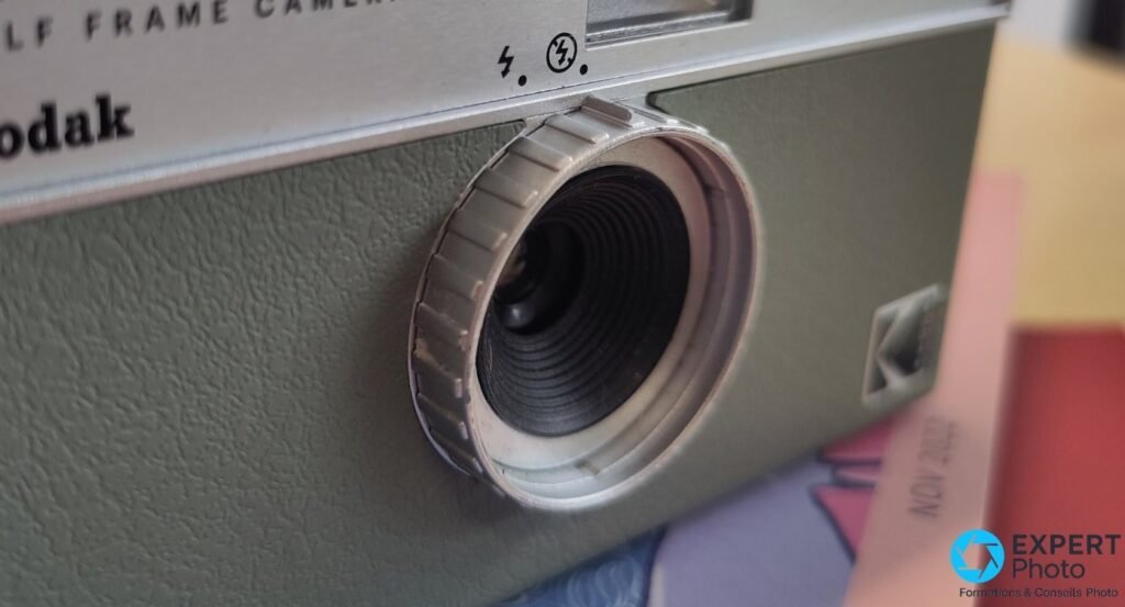 Kodak EKTAR H35 vert sauge vu de face posé sur un magazine, viseur optique, flash intégré et logo Kodak visibles. 