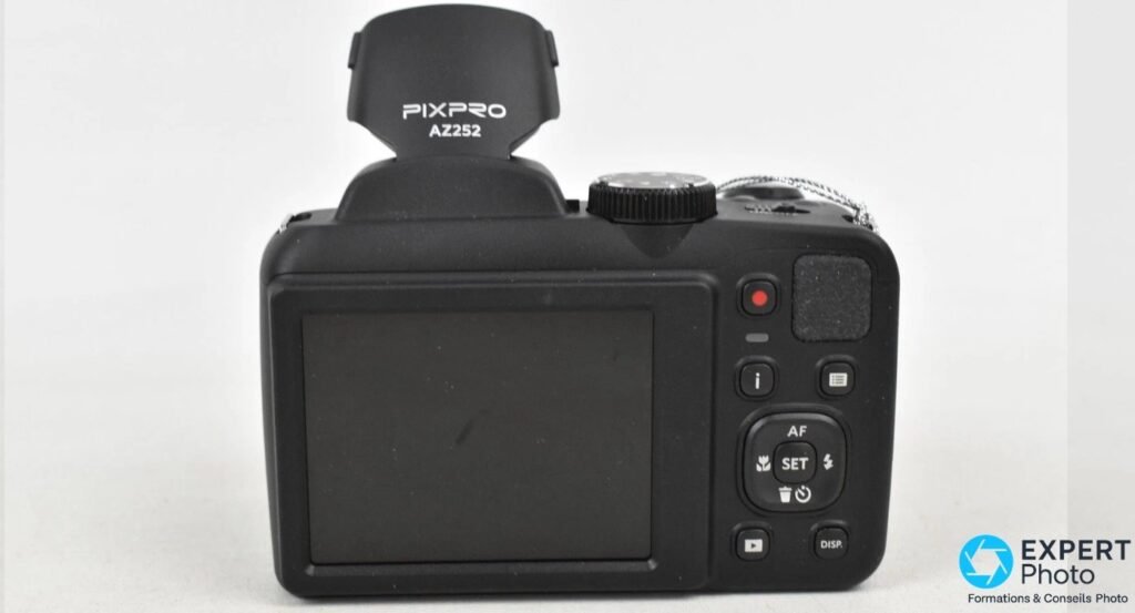 Kodak Pixpro AZ252 face arrière, écran LCD 3 pouces éteint, boutons AF, SET, vidéo rouge, lecture et DISP visibles
