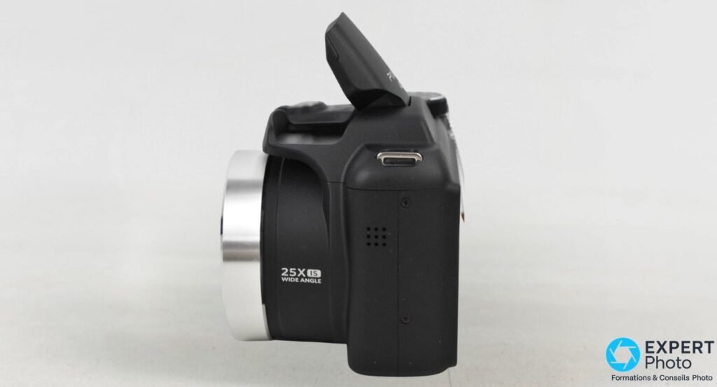 Kodak Pixpro AZ252 profil latéral, inscription 25X IS Wide Angle sur l'objectif, port micro-USB et flash ouvert