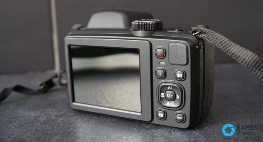 Kodak Pixpro AZ401 vu de dos, écran LCD 3 pouces éteint, boutons AF SET rouge lecture DISP et molette modes visibles en haut 