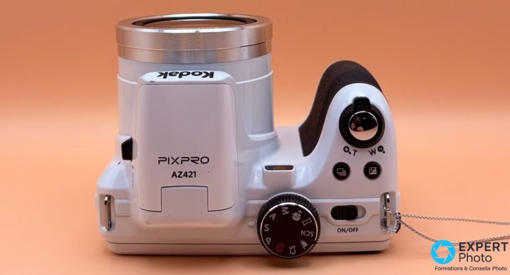 Dos du Kodak Pixpro AZ421 blanc : écran LCD 3 pouces, touches AF/SET, bouton vidéo rouge, molette de navigation 