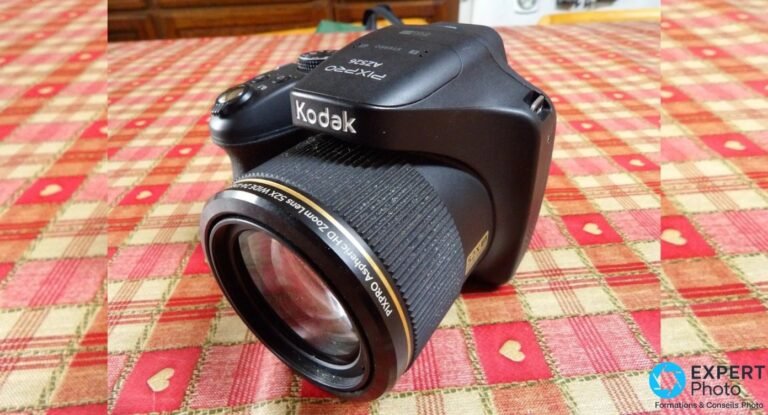 Kodak PIXPRO AZ526 de face trois-quarts, zoom optique 52x déployé, logo Kodak PIXPRO AZ526 visible sur le dessus du boîtier.