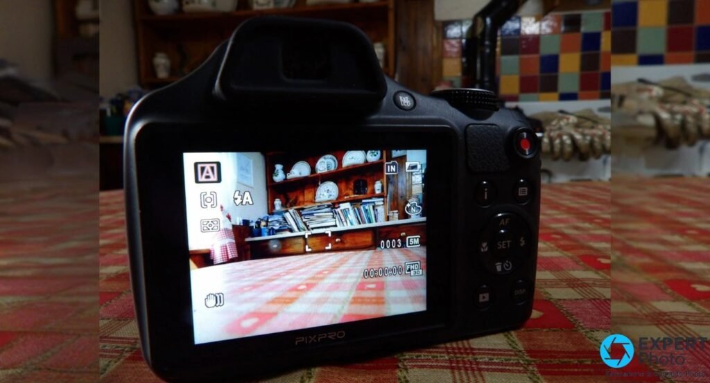 Kodak PIXPRO AZ526 de profil droit, zoom en position téléobjectif 1248 mm équivalent, mention 24-1248mm visible sur le fût.