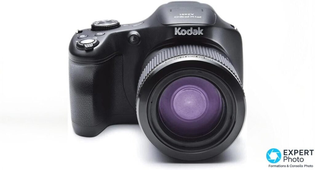 Kodak PIXPRO AZ651 face avant, zoom déployé verticalement avec échelle des focales de 24 à 1560 mm gravée sur la bague