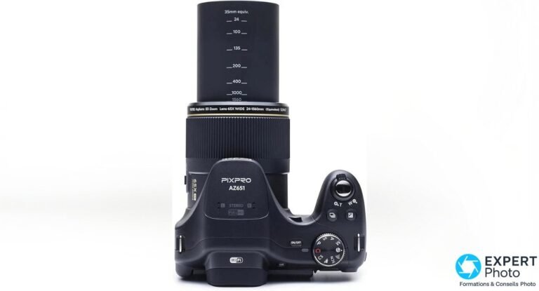 Kodak PIXPRO AZ651 trois-quarts avant gauche, objectif grand-angle avec revêtement violet, logo Kodak visible en haut