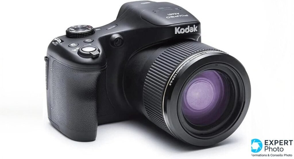 Kodak PIXPRO AZ651 trois-quarts droite, grip texturé, zoom légèrement sorti, revêtement antireflet violet sur l'objectif