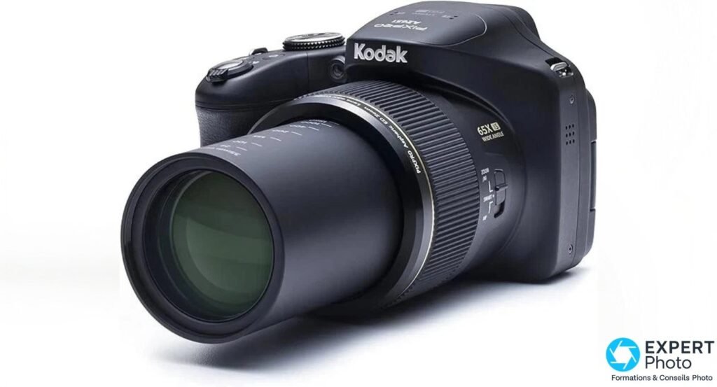 Kodak PIXPRO AZ651 trois-quarts avant gauche, zoom téléobjectif entièrement déployé vers l'avant, inscription 65X IS visible 