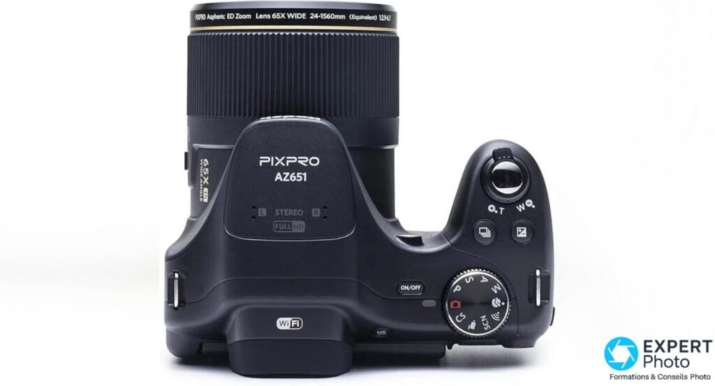 Kodak PIXPRO AZ651 vue de dessus, molette de modes et bouton ON/OFF visibles, zoom sorti, inscriptions STEREO et FULL HD