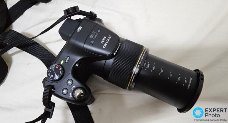 Kodak PIXPRO AZ652 vu de dessus, objectif 65x déployé avec graduations focales 24 à 1560 mm inscrites sur le barillet